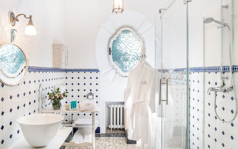 Flor Grand Lake Villa: Blå, Sanitærarmatur, Indretning, Badeværelse, Vvs, Tap, Flise, Håndvask, Lysarmatur, Porcelæn