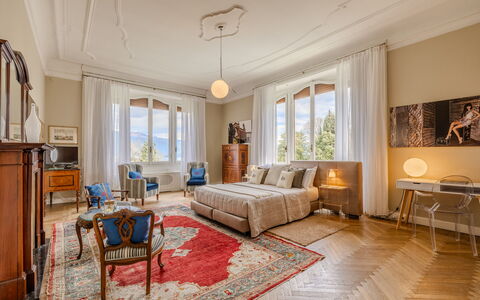 Flor Grand Lake Villa: Møbel, Gulvbelægning, Indretning, Etage, Soveværelse, Seng, Loft, Hjem, Værelse, Sengetøj