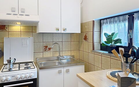 Francesco: Køkken Apparat, Køkken, Countertop, Større Bandage, Cabinetry, Køkkenvask, Komfur, Sanitærarmatur, Træ, Gulvbelægning