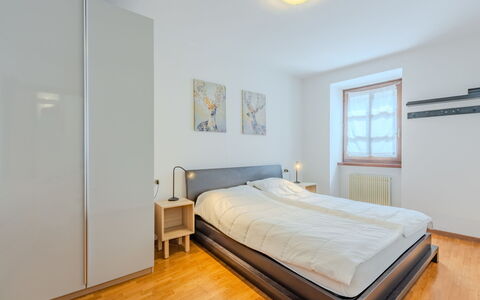 Edera: Seng, Indretning, Soveværelse, Møbel, Gulvbelægning, Etage, Træ, Værelse, Loft, Sengetøj