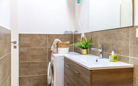 Seaside Apartment: Gulvbelægning, Sanitærarmatur, Indretning, Badeværelsesskab, Etage, Badeværelse, Håndvask, Tap, Vvs, Hjem