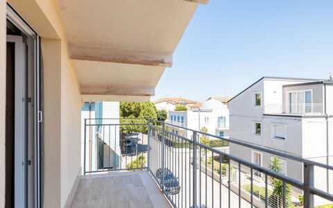 Seaside Apartment: Daytime, Lejlighed, Boligområde, Arkitektur, Hjem, Altan, Urban Design, Kompositmateriale, Gelænder, Blandet Brug