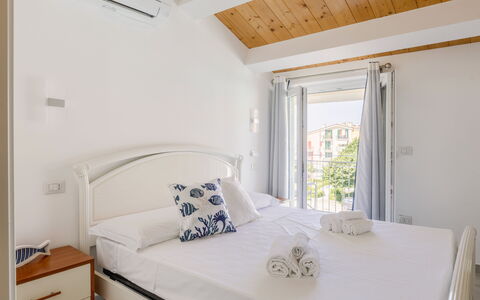 Seaside Apartment: Lejlighed, Hjem, Udvej, Stol, Hotel, Altan, Villa, Stueplante, Udendørs Møbler, Penthouselejlighed