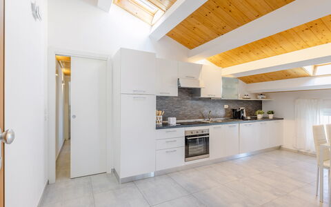 Seaside Apartment: Indretning, Gulvbelægning, Loft, Træ, Etage, Møbel, Værelse, Countertop, Køkken, Lejlighed