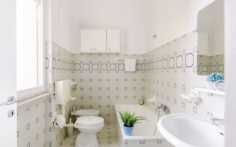 Casabianca: Toiletbræt, Gulvbelægning, Sanitærarmatur, Etage, Toilet, Indretning, Badeværelse, Håndvask, Badeværelsesvask, Vvs