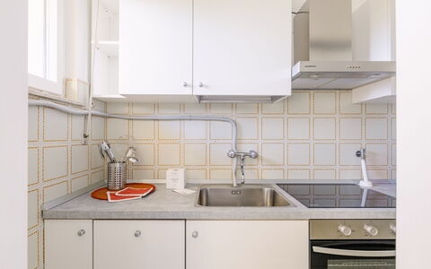 Casabianca: Køkken, Countertop, Indretning, Gulvbelægning, Køkkenvask, Køkken Apparat, Cabinetry, Håndvask, Sanitærarmatur, Etage