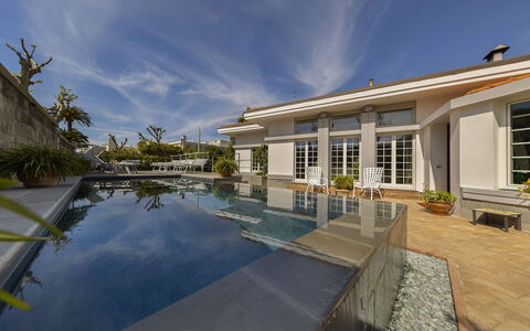 Villa Clara: Arkitektur, Hjem, Svømmepøl, Kompositmateriale, Estate, Water Feature, Mansion, Udvej, Villa, Eco Hotel