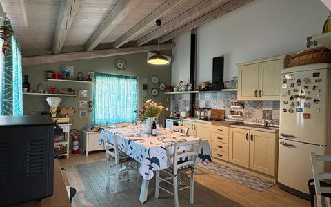 Villa Simona: Møbel, Indretning, Træ, Gulvbelægning, Loft, Køkken, Stol, Værelse, Belysning, Etage
