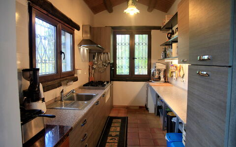 Casa Goel: Køkken, Køkken Apparat, Countertop, Køkkenvask, Større Bandage, Træ, Cabinetry, Møbel, Komfur, Indretning