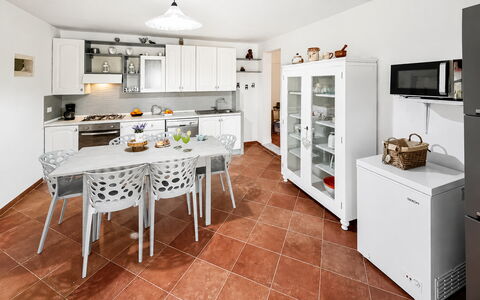 Villa le 2 Emme: Møbel, Køkken, Indretning, Gulvbelægning, Etage, Countertop, Køkken Apparat, Større Bandage, Cabinetry, Træ