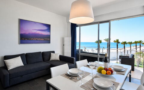 La Casa di Luigi: Møbel, Lejlighed, Hav, Stol, Skygge, Ocean, Kyst, Hotel, Udvej