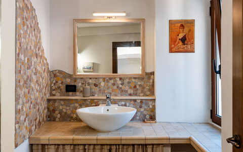 Ca Dell'Andre: Badeværelsesvask, Indretning, Væg, Sanitærarmatur, Gulvbelægning, Håndvask, Spejl, Badeværelse, Tap, Etage