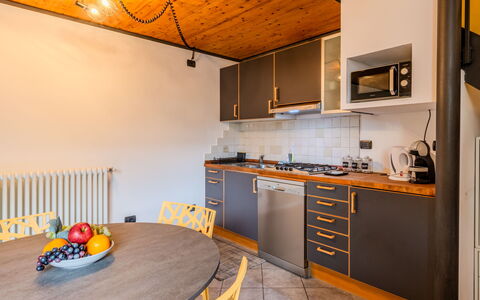 Tiny Loft: Indretning, Gulvbelægning, Væg, Møbel, Træ, Køkken, Loft, Etage, Countertop, Værelse