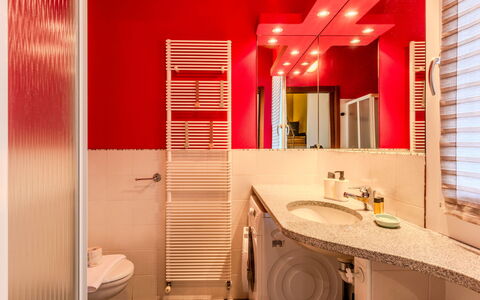 Tiny Loft: Indretning, Gulvbelægning, Væg, Etage, Sanitærarmatur, Loft, Belysning, Værelse, Vvs, Badeværelse