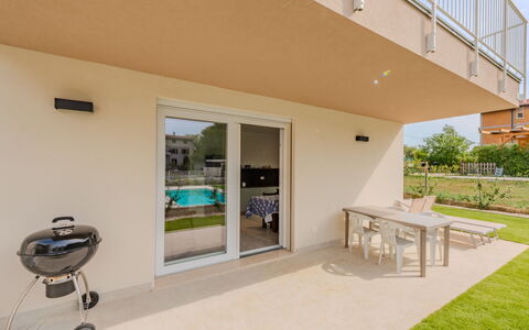 Annamaria: Etage, Skygge, Altan, Have, Estate, Bejdse, Gård, Landscaping, Lawn, Veranda