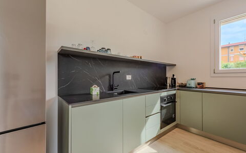 Annamaria: Køkken, Countertop, Køkken Apparat, Indretning, Gulvbelægning, Cabinetry, Større Bandage, Møbel, Træ, Husholdningsapparat