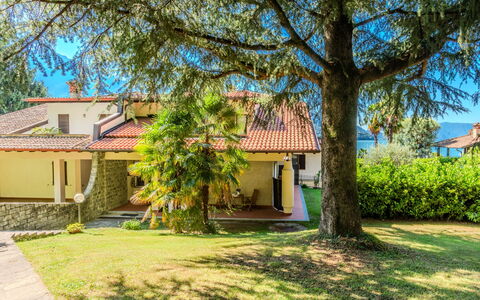Riva&Lago: Hjem, Skygge, Lawn, Have, Estate, Hacienda, Stuehus, Gård, Landscaping, Villa