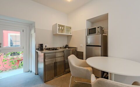 Via Monte Brione: Indretning, Gulvbelægning, Etage, Værelse, Lejlighed, Loft, Køkken, Stol, Countertop, Cabinetry