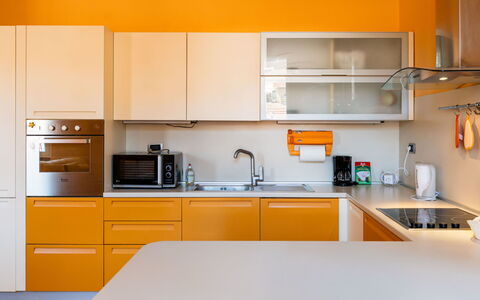 Daisy: Køkken, Countertop, Køkken Apparat, Cabinetry, Indretning, Møbel, Større Bandage, Træ, Gul, Orange