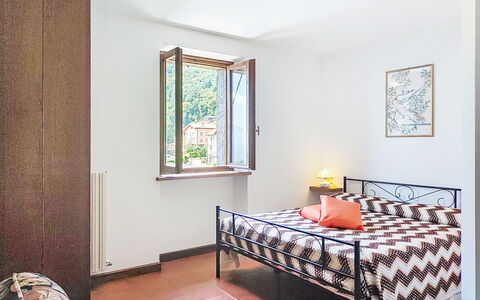 Casa Giamba: Møbel, Udendørs Møbler, Stol, Have, Bejdse, Lawn, Hårdttræ, Skygge, Backyard