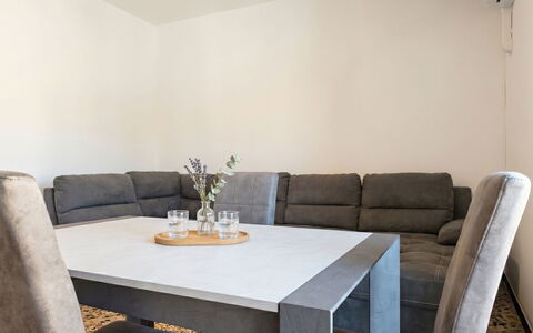 Dado: Møbel, Udendørs Møbler, Stol, Have, Bejdse, Lawn, Hårdttræ, Skygge, Backyard