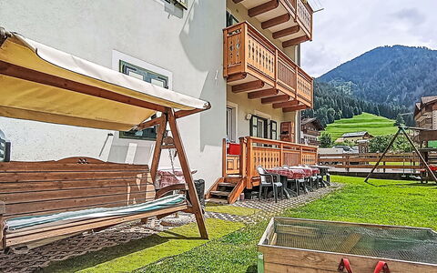 Edelweiss: Møbel, Indretning, Gulvbelægning, Etage, Trægulve, Træ, Stol, Loft, Køkken & Spisebord, Bord