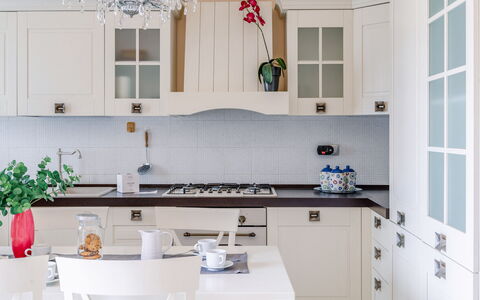 Sweet Loreto: Møbel, Indretning, Køkken, Cabinetry, Træ, Countertop, Skab, Hjem, Gulvbelægning, Belysning
