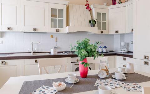 Sweet Loreto: Møbel, Køkken, Indretning, Cabinetry, Countertop, Træ, Bordservice, Køkken Apparat, Gulvbelægning, Hjem