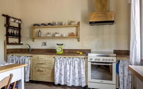 Il Casale al Colle: Indretning, Møbel, Træ, Køkken, Gulvbelægning, Cabinetry, Værelse, Countertop, Etage, Hjem
