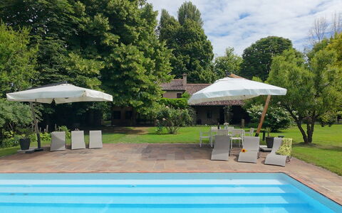 Villa Dorina: Svømmepøl, Udvej, Skygge, Udendørs Møbler, Estate, Fritid, Lawn, Backyard, Have, Hacienda