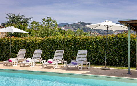 Il Cipresso, Casa Martina, Cortona: Svømmepøl, Paraply, Udendørs Møbler, Udvej, Skygge, Stol, Udendørs Bord, Liggestol, Eco Hotel, Landscaping