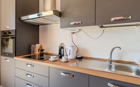 Melissa: Køkken, Køkken Apparat, Countertop, Cabinetry, Større Bandage, Indretning, Husholdningsapparat, Møbel, Træ, Køkkenvask