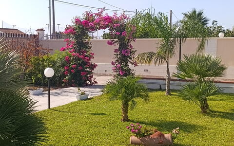 Villa Gloria: Blomst, Busk, Lyserød, Have, Blomstrende Plante, Forår, Landscaping, Lawn, Gård