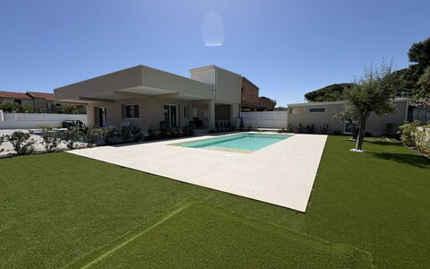 Villa Marzia - Augusta: Lawn, Have, Kunstgræs, Estate, Gård, Landscaping, Backyard, Skygge, Villa, Gårdsplads