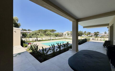 Villa Marzia - Augusta: Arkitektur, Boligområde, Hjem, Kompositmateriale, Estate, Beton, Skygge, Have, Flise, Landscaping