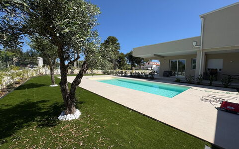 Villa Marzia - Augusta: Træ, Svømmepøl, Have, Skygge, Landscaping, Udvej, Estate, Lawn, Gård