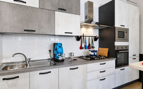 Villa Didymos: Køkken, Køkken Apparat, Countertop, Større Bandage, Indretning, Gulvbelægning, Cabinetry, Komfur, Husholdningsapparat, Møbel