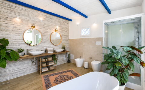 Villa Didymos: Væg, Indretning, Sanitærarmatur, Badeværelsesvask, Badeværelse, Gulvbelægning, Tap, Belysning, Håndvask, Loft