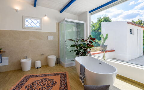 Villa Didymos: Gulvbelægning, Sanitærarmatur, Indretning, Etage, Badeværelse, Tap, Loft, Badekar, Vvs, Håndvask
