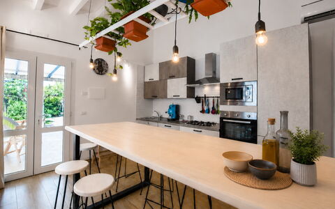 Villa Didymos: Møbel, Indretning, Gulvbelægning, Køkken, Væg, Lysarmatur, Træ, Countertop, Loft, Etage