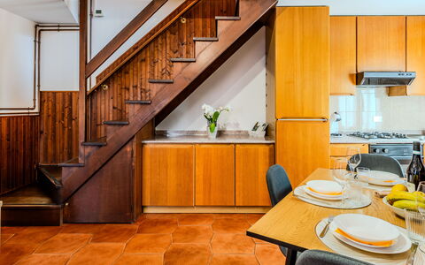 Casa Gloria: Køkken, Gulvbelægning, Træ, Indretning, Etage, Større Bandage, Countertop, Køkken Apparat, Orange, Værelse