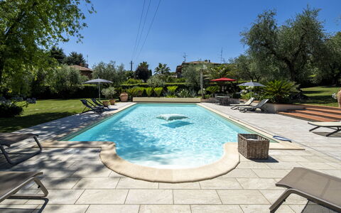 Villa El Perlè, Padenghe sul Garda: Svømmepøl, Udvej, Have, Eco Hotel, Skygge, Hacienda, Landscaping, Udendørs Møbler, Water Feature, Estate