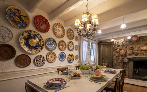 Villa El Perlè, Padenghe sul Garda: Møbel, Indretning, Loft, Bord, Bordservice, Spisestue, Porcelæn, Belysning, Lysarmatur, Serveware