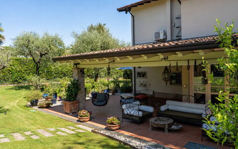 Villa El Perlè, Padenghe sul Garda: Møbel, Have, Hjem, Blomsterkrukke, Veranda, Udendørs Struktur, Skygge, Backyard, Estate