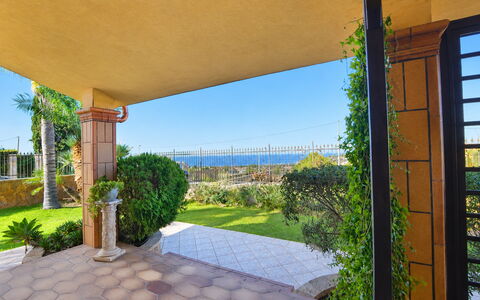 La Villa di Giusy: Have, Skygge, Landscaping, Eco Hotel, Villa, Hacienda, Stueplante, Udendørs Struktur, Udvej