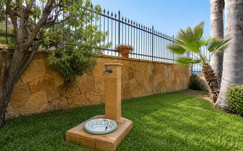 La Villa di Giusy: Have, Landscaping, Backyard, Lawn, Gård, Flise, Water Feature, Blomsterkrukke, Gårdsplads