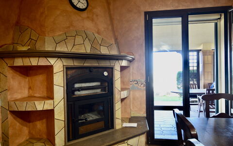 La Villa di Giusy: Træ, Hearth, Bejdse, Naturmateriale, Hårdttræ, Ildsted, Brændeovn, Husholdningsapparat, Flise, Stue
