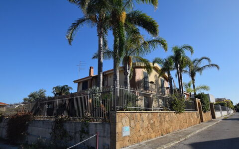 La Villa di Giusy: Himmel, Træ, Boligområde, Hus, Hjem, Vedplante, Forstad, Skygge