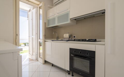 Villa Eva: Køkken, Større Bandage, Køkken Apparat, Indretning, Gulvbelægning, Countertop, Cabinetry, Etage, Møbel, Hjem