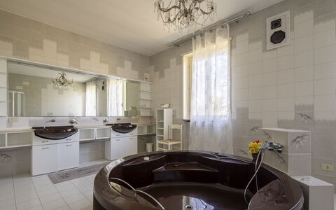 Villa Eva: Gulvbelægning, Etage, Sanitærarmatur, Indretning, Badekar, Vvs, Loft, Belysning, Badeværelse, Værelse